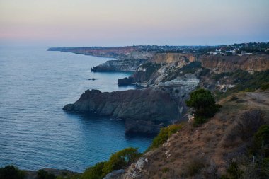 Gün batımından bir saat sonra Cape Fiolent 'te görüntü. Güzel deniz manzarası.