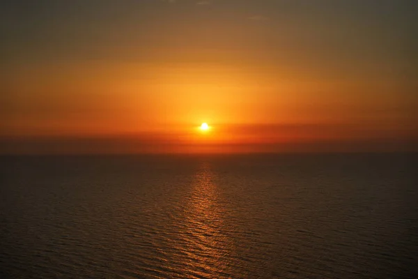 Sonnenuntergang über dem Meer. Schöne Naturlandschaft — Stockfoto