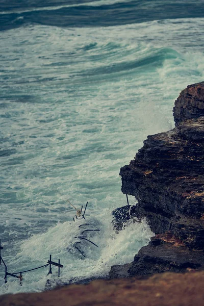Vagues de mer heurtant le rivage rocheux — Photo