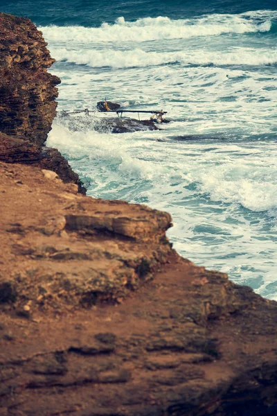 Zee golven stoten tegen de rotsachtige kust — Stockfoto