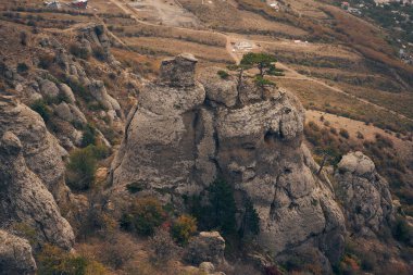 Demerdzhi Dağı 'nın yamaçlarındaki büyük taş sütunlar. Hayaletler vadisi, Kırım Dağları.