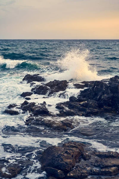 Plons van de golven stoten tegen de rotsachtige kust — Stockfoto