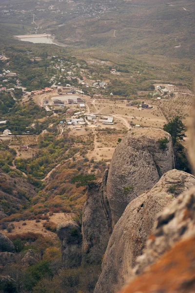 Grandes pilares de piedra en las laderas del Monte Demerdzhi. Valle de los fantasmas, Montañas de Crimea. —  Fotos de Stock