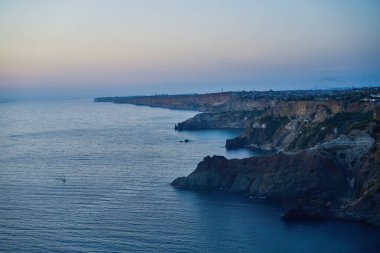 Gün batımından bir saat sonra Cape Fiolent 'te görüntü. Güzel deniz manzarası.