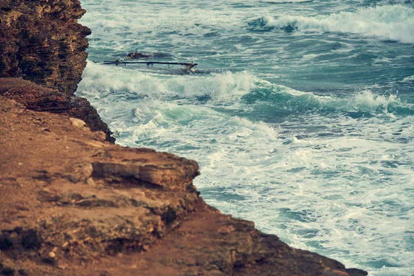 Las olas del mar chocan contra la costa rocosa —  Fotos de Stock