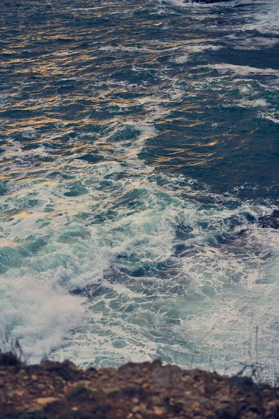 Las olas del mar chocan contra la costa rocosa —  Fotos de Stock