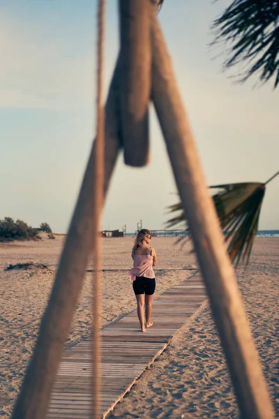 Mujer disfrutando de un paseo por el mar y las vacaciones de verano. — Foto de Stock