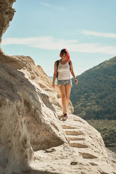 Mujer joven caminando y mirando el paisaje y disfrutando de la vista y el aire fresco. —  Fotos de Stock