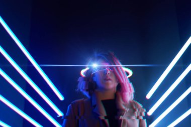 Siber kız. Güzel genç bir kadın, fütüristik tarzda. Hata efektli resim.