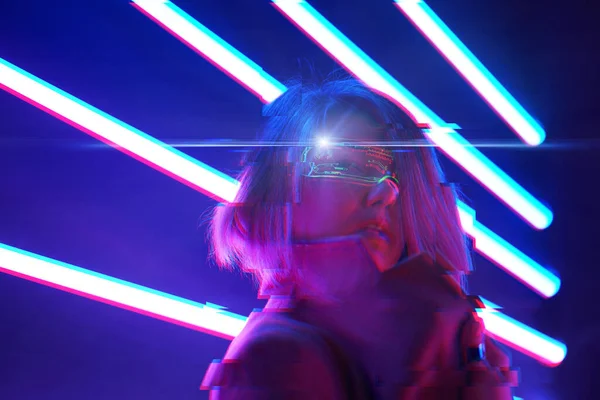 Cyber-Mädchen. Schöne junge Frau, futuristischer Stil. Bild mit Pannen-Effekt. — Stockfoto