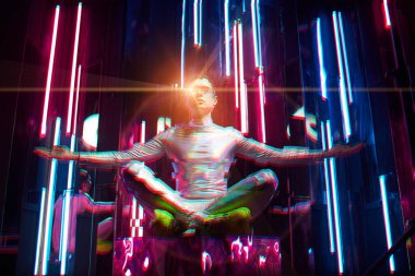 Yapay zeka robotu veya sanal asistan büyük verilerle etkileşir.