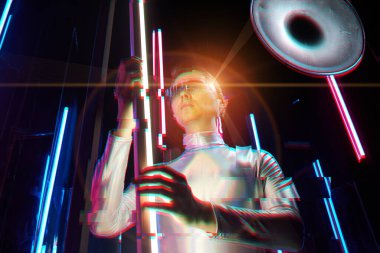 Yapay zeka robotu veya sanal asistan büyük verilerle etkileşir.