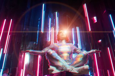 Yapay zeka robotu veya sanal asistan büyük verilerle etkileşir.