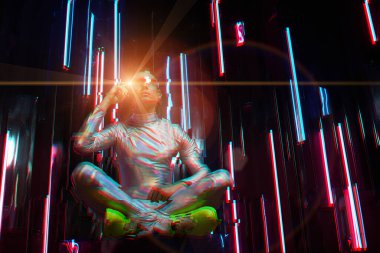 Yapay zeka robotu veya sanal asistan büyük verilerle etkileşir.