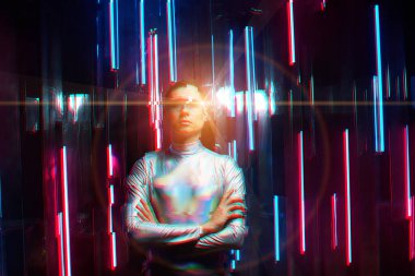 Yapay zeka robotu veya sanal asistan büyük verilerle etkileşir.