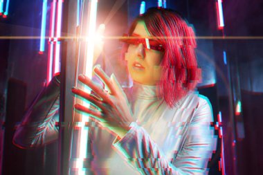 Yapay zeka robotu veya sanal asistan büyük verilerle etkileşir.