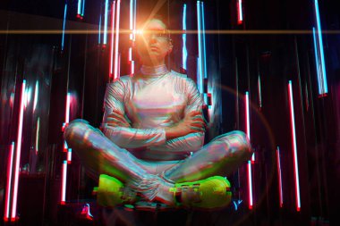 Yapay zeka robotu veya sanal asistan büyük verilerle etkileşir.