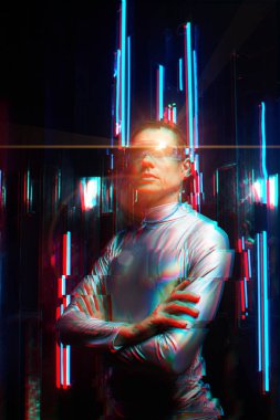 Yapay zeka robotu veya sanal asistan büyük verilerle etkileşir.