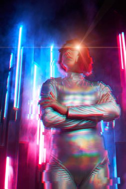 Yapay zeka robotu veya sanal asistan büyük verilerle etkileşir.