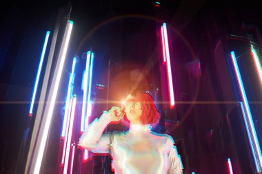 Yapay zeka robotu veya sanal asistan büyük verilerle etkileşir.