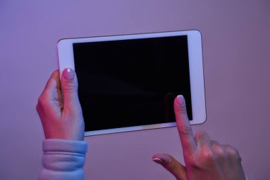 Tablet ve boş siyah ekran ile elleri kapat.