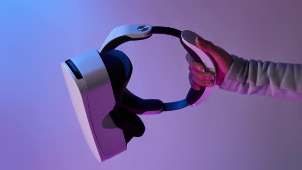 Mano con auricolare realtà virtuale. Tecnologia del futuro. Bomerang video verticale. — Video Stock