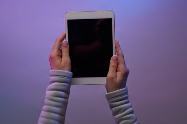 Tablet ve boş siyah ekran ile elleri kapat.