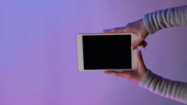 Крупним планом руки з планшетом і порожнім чорним екраном. Вертикальне відео "Bomerangs" . — стокове відео