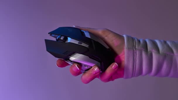 Рука с мышью на фиолетовом фоне. Вертикальное видео Бомеранга. — стоковое видео