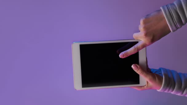 Крупним планом руки з планшетом і порожнім чорним екраном. Вертикальне відео "Bomerangs" . — стокове відео