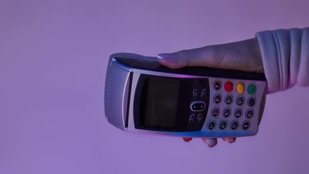 Mano con pin-pad. Pago vía terminal pos. Bomerangs vídeo vertical. — Vídeos de Stock