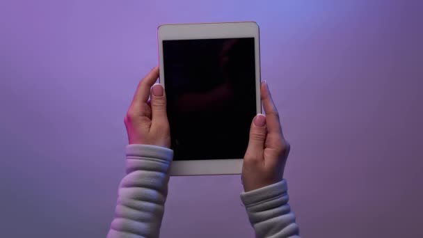 Close-up of hands with tablet and blank black screen. Bomerangs video. — Vídeos de Stock