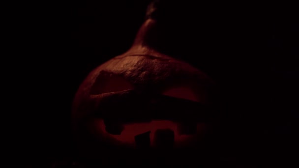 Tökfej villogó égő szájjal és szemekkel. Halloween ünneplése. Videó 4k. — Stock videók