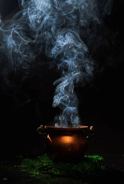 As bruxas fumam caldeirão no fundo escuro. — Fotografia de Stock
