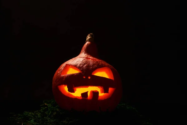 Citrouille avec des bouches et des yeux brûlants sur fond noir blanc. Décoration Jack-o-lantern. — Photo