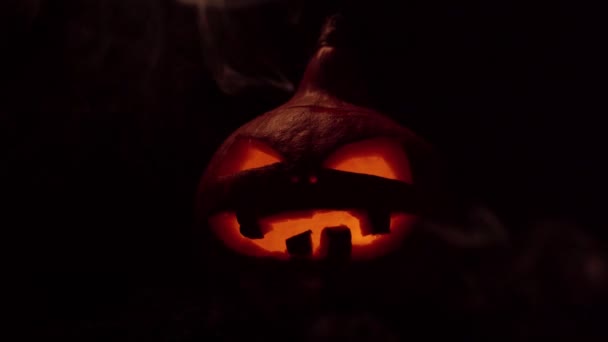 Abóbora com bocas e olhos ardentes piscando. Celebração Halloween. Vídeo 4k. — Vídeo de Stock