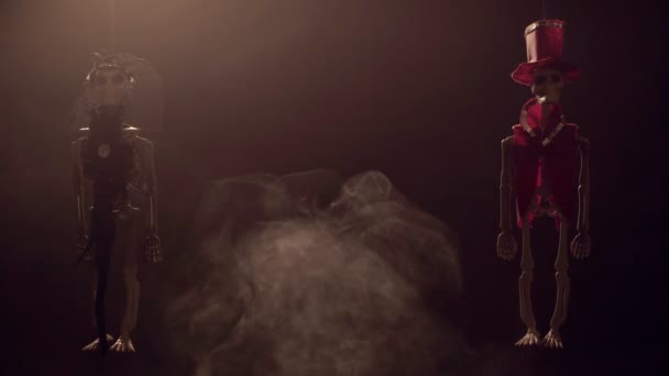 二つの骨格,煙の中で死んだスイングの日のための装飾.ビデオ4k. — ストック動画