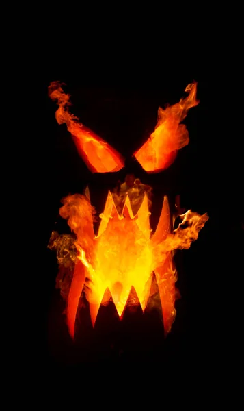 Abóbora com bocas ardentes e olhos em fundo preto em branco. Jack-o-lanterna decoração. — Fotografia de Stock