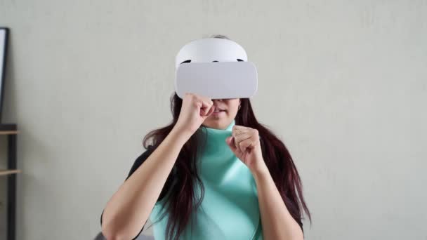 Женщина использует гарнитуру виртуальной реальности. — стоковое видео