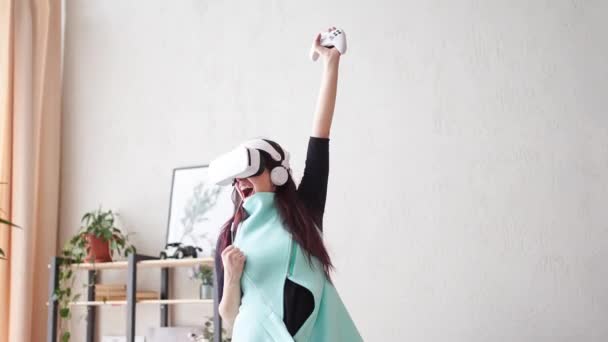 Женщина играет в игру с гарнитурой виртуальной реальности и джойстиком. — стоковое видео