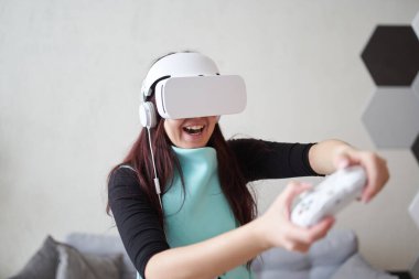 Sanal gerçeklik kulaklığı olan kadın oyun oynuyor..
