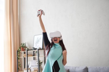 Sanal gerçeklik kulaklığı olan kadın oyun oynuyor..