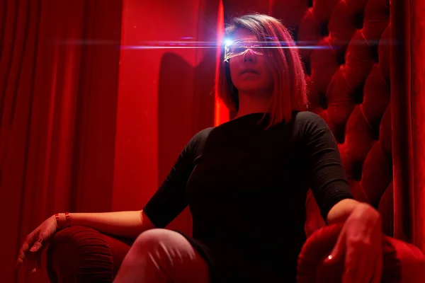 Cybermeisje. Mooie jonge vrouw, futuristische stijl. — Stockfoto