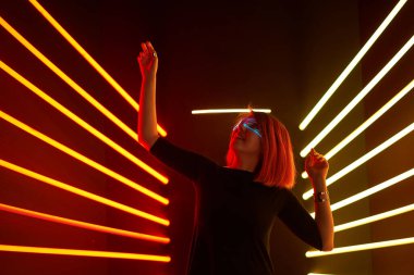 Siber kız. Güzel genç bir kadın, fütüristik tarzda..