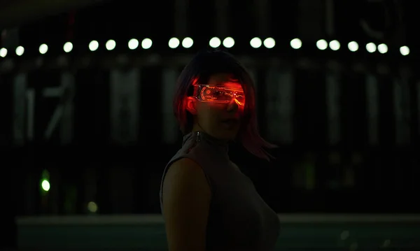 Retrato de estilo cyberpunk de una hermosa joven en traje futurista. — Foto de Stock