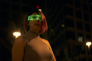 Siberpunk tarzı fütürist kostümlü güzel genç bir kadının portresi..