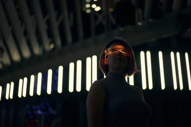 Siberpunk tarzı fütürist kostümlü güzel genç bir kadının portresi..