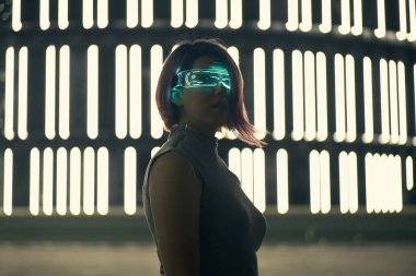 Siberpunk tarzı fütürist kostümlü güzel genç bir kadının portresi..