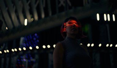 Siberpunk tarzı fütürist kostümlü güzel genç bir kadının portresi..