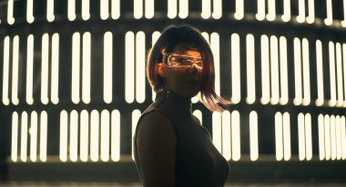 Siberpunk tarzı fütürist kostümlü güzel genç bir kadının portresi..